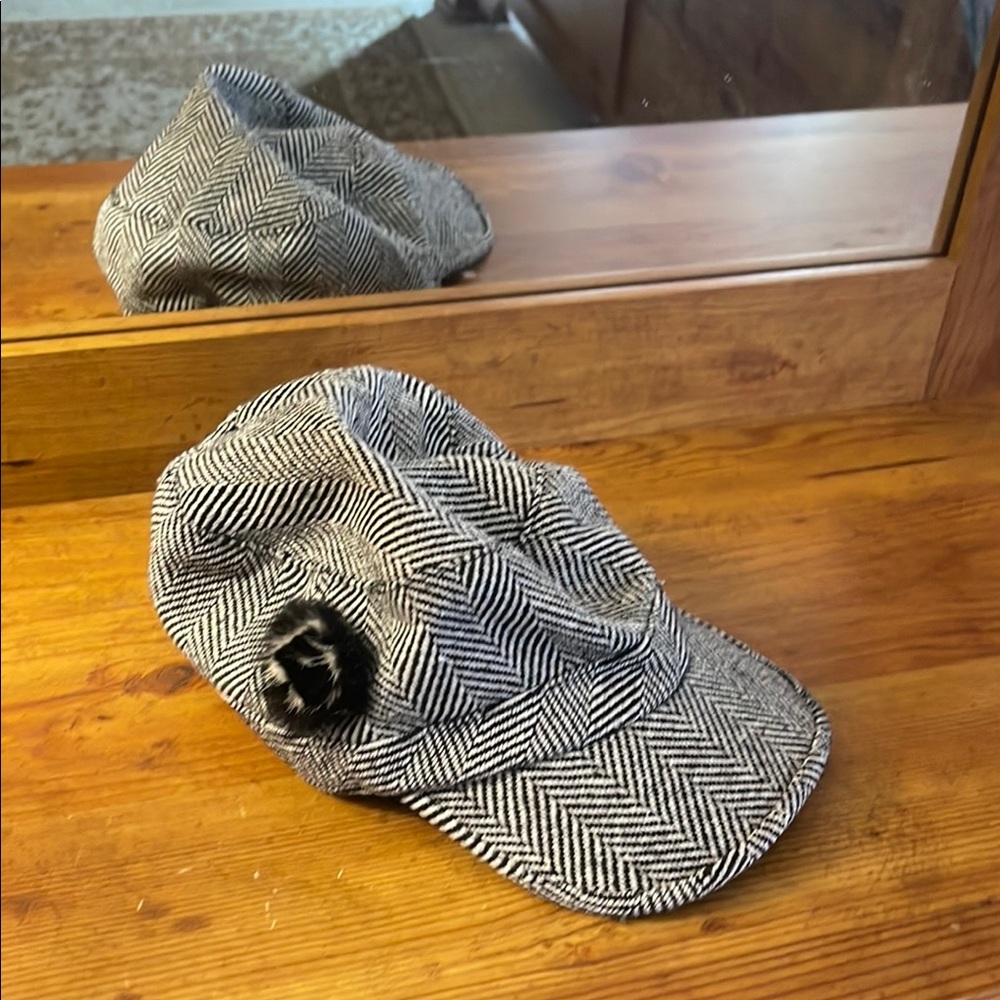 Classic Black and White Newsboy Hat with Textured Fabric
